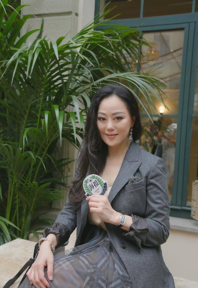 富贵女人还得看章小蕙,59岁身材珠圆玉润,穿搭却优雅又高级_造型_女性