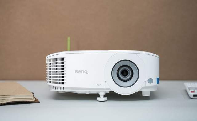 办公娱乐,一机搞定,明基 E520 智能商住投影机评测