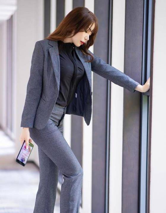 秘书展现时髦气质,黑色正装搭配衬衫内搭,会穿搭的就是不一样_姐姐