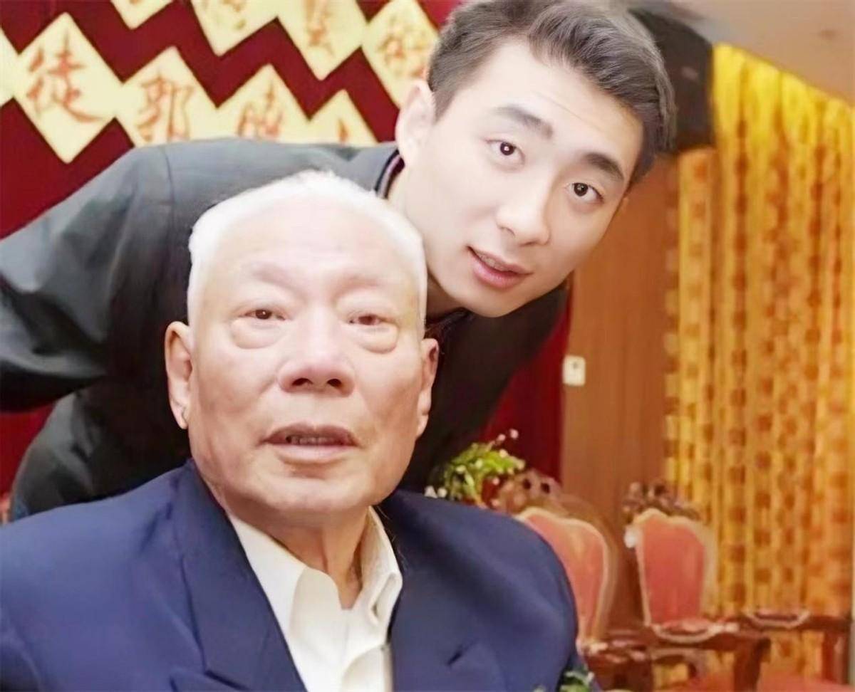 "李向阳"郭振清78岁去世葬礼普通:一无所有的来,一无所有地走?