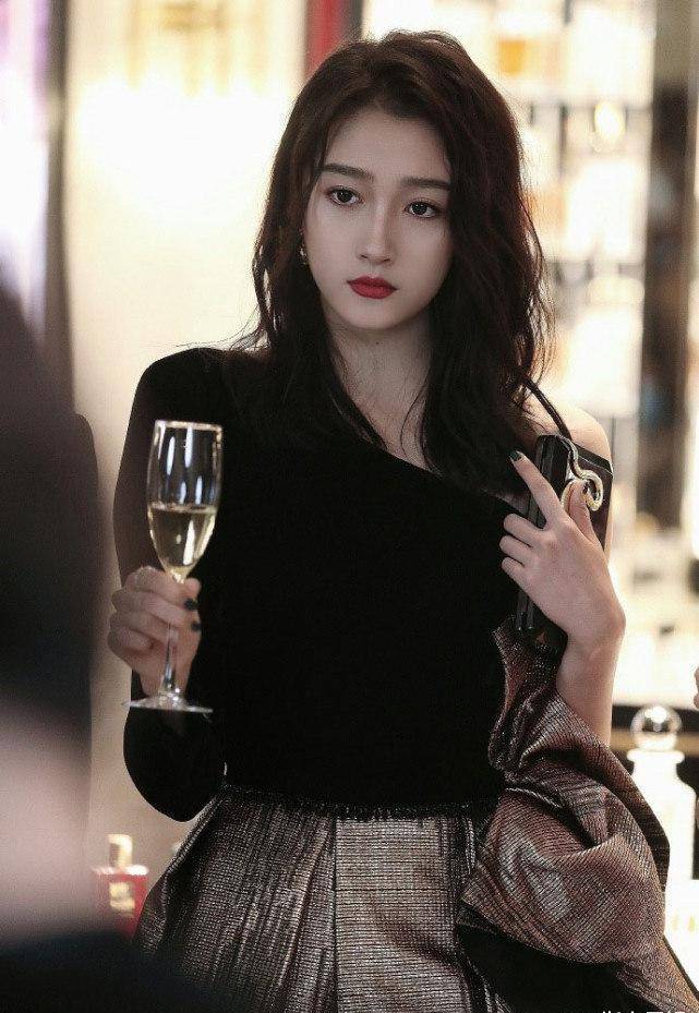 这张生图中的关晓彤,气质简直绝了,宛若商界大佬的独女,是往来于上层