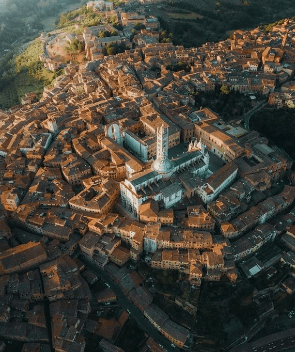 意大利城墙环绕的中世纪小城 复古气息浓郁 旅游绝佳去处
