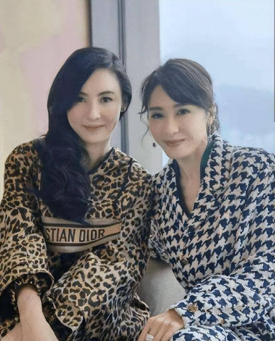 50岁黎姿同框41岁张柏芝,穿千鸟格太优雅,凭气质抹平9岁年龄差_大衣