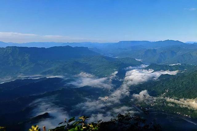 四川的一处山顶，被誉为“西汤山”是最适合放松和放松的地方