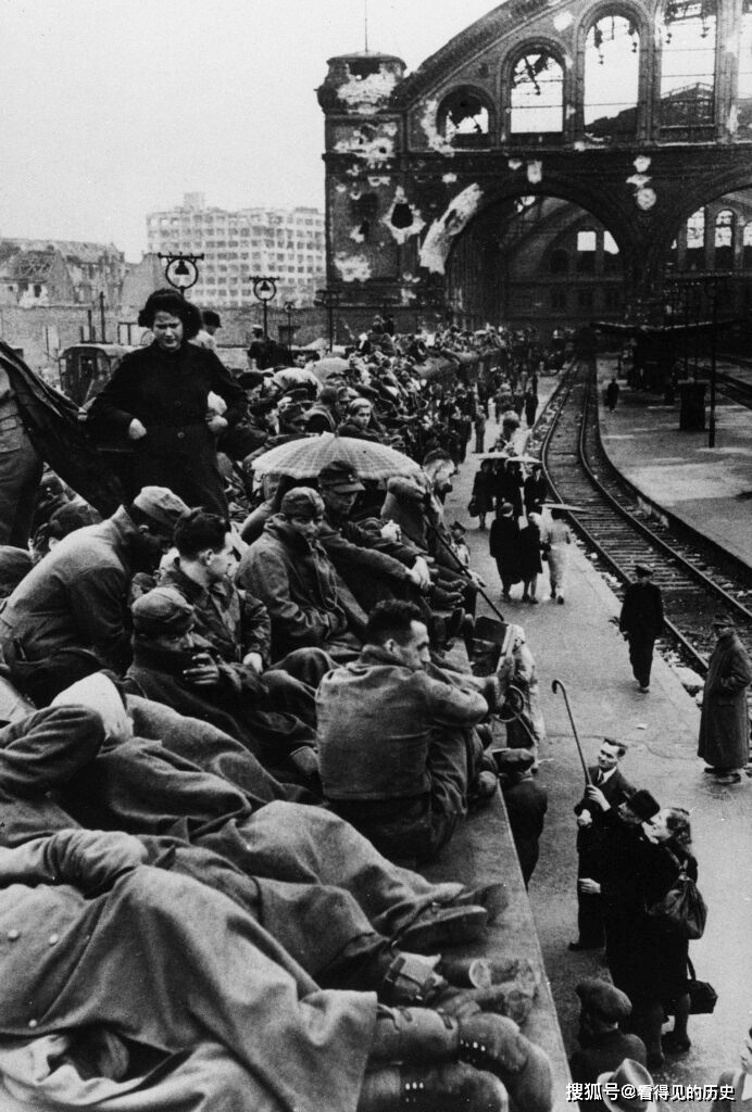 老照片 二战后的德国柏林 无家可归的德国老百姓_希特勒_士兵