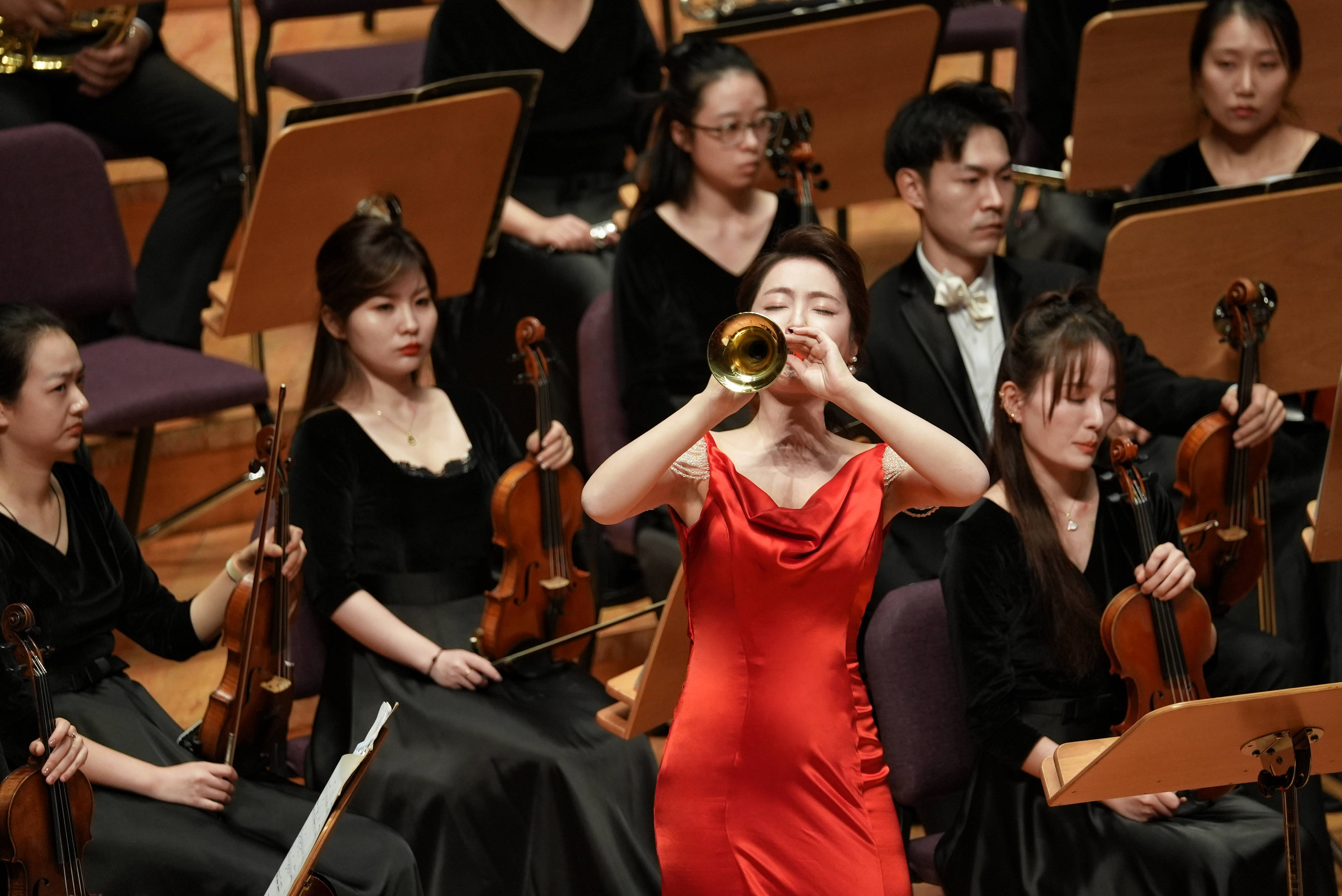 一脚在传统一脚在现代,刘雯雯唢呐协奏曲《一枝花》有何新意