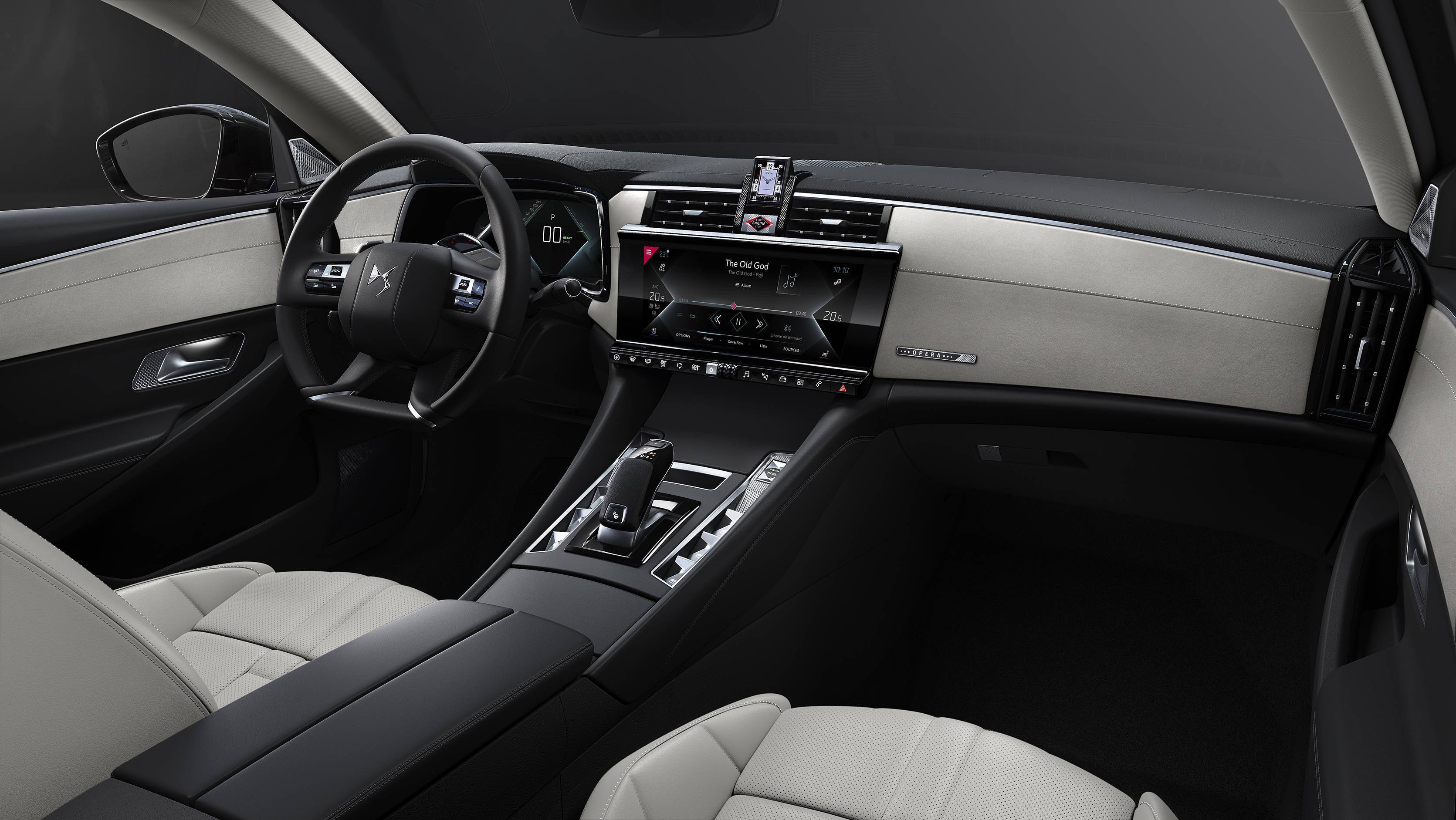 并且其采用的nappa小牛皮覆盖仪表台,方向盘及车门内侧和座椅等表面