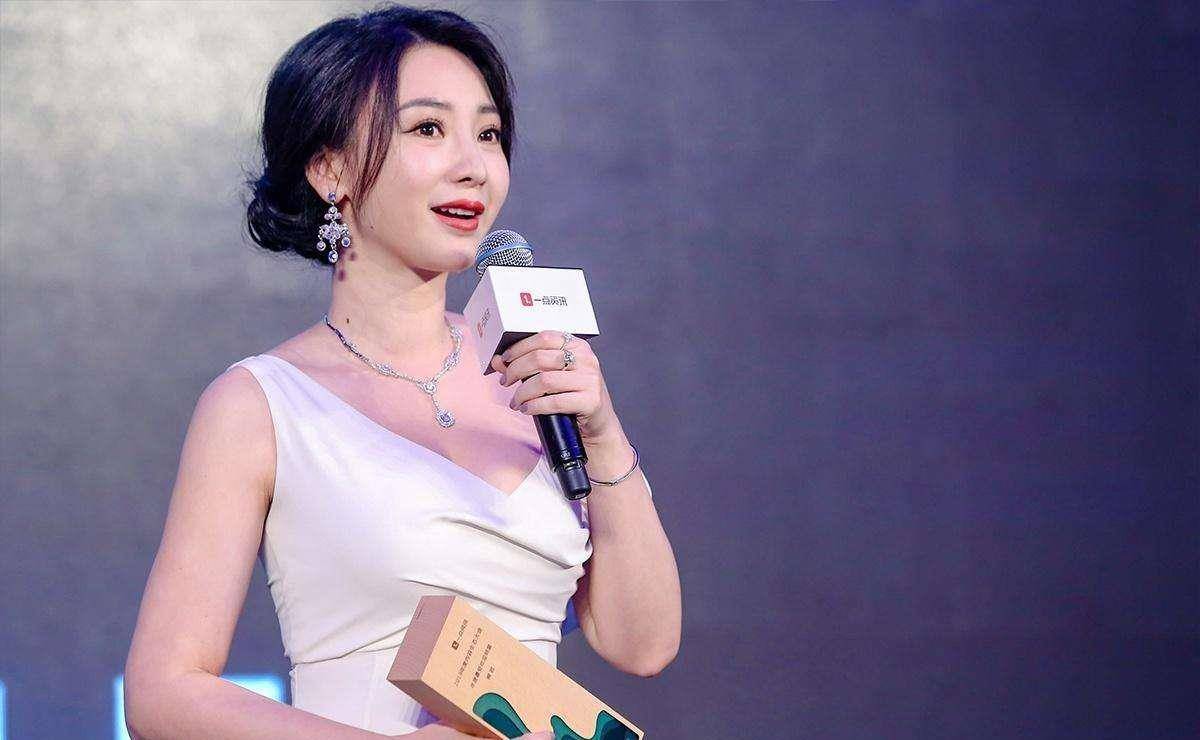从医院小护士到时尚女神,在她貌似光鲜的背后,藏着