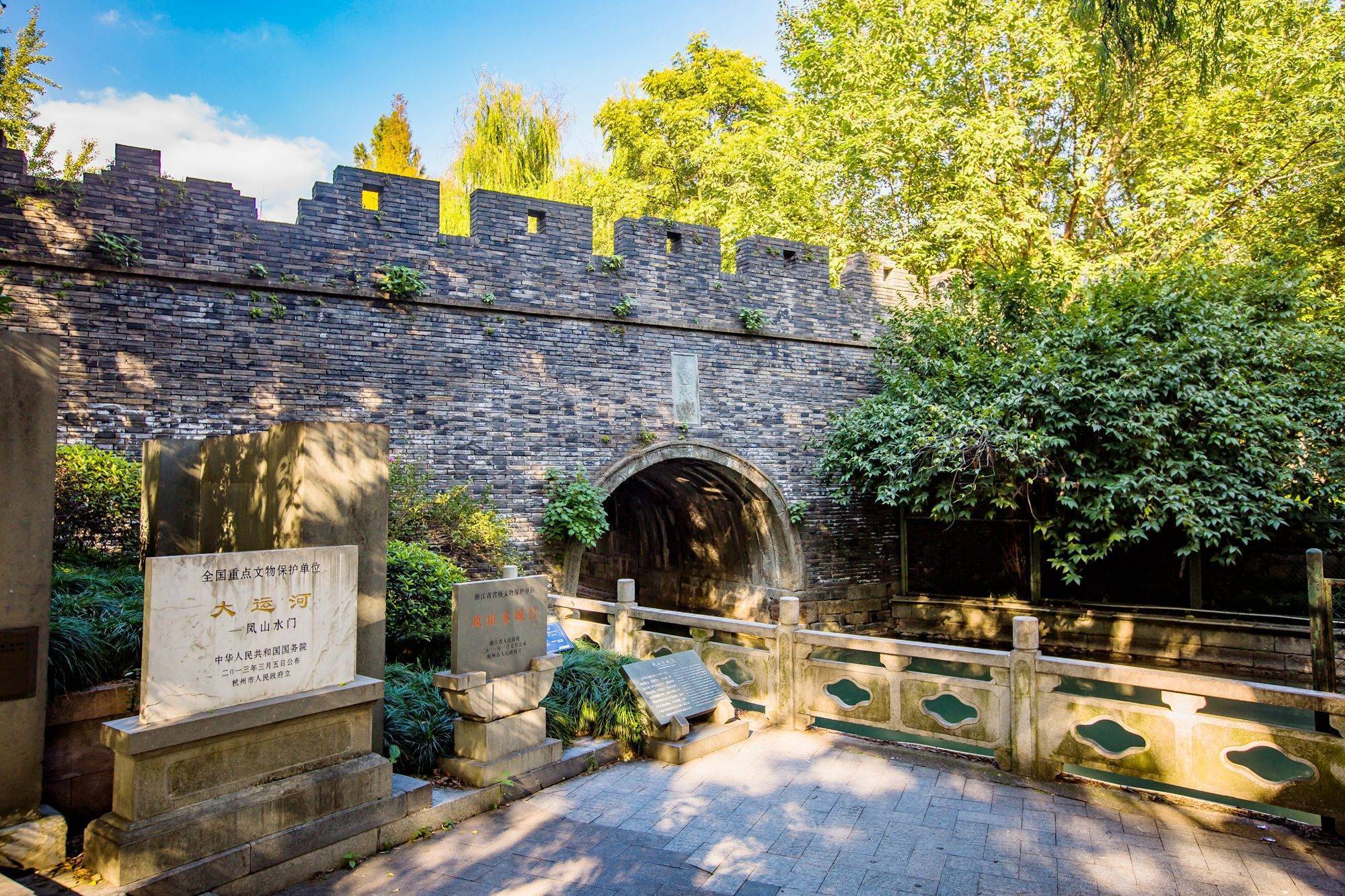 杭州凤山水城门遗址,距今已有650年的历史,是探古寻幽的好去处