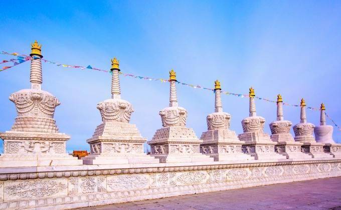 呼伦贝尔最大的喇嘛庙，是内蒙游牧民族的朝圣地，面积有上万平米