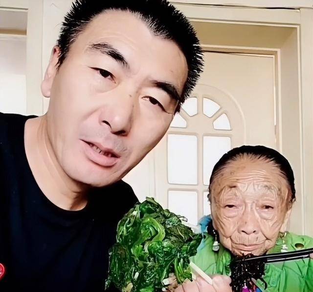 马大姐比李大哥大了足足32岁,在当时那个年代是不被认可的事情,两家