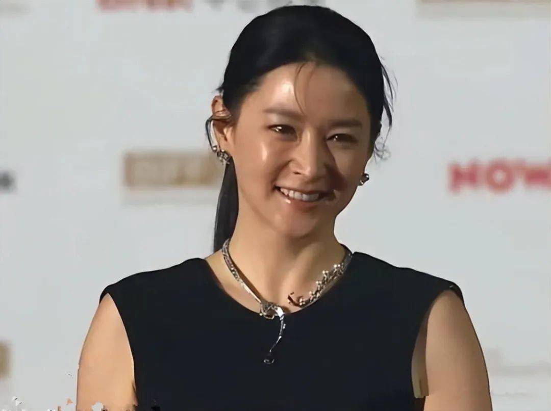 李英爱现身活动不修图,穿无袖裙露出麒麟臂,但气质优雅像30多!