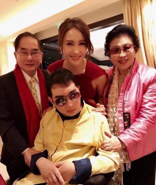 巅峰时退圈嫁大15岁跛豪,改变家人命运,你以为是报恩其实是爱情_黎姿