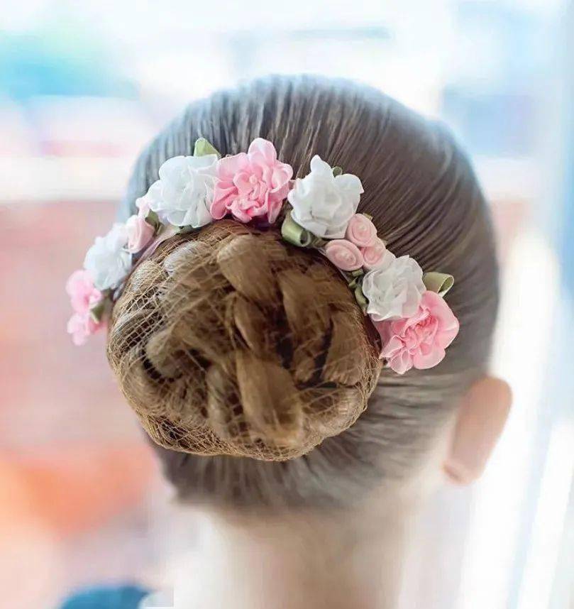 舞蹈的不仅是芭蕾同样芭蕾的盘发也有其独特的要领和规范可以营造出