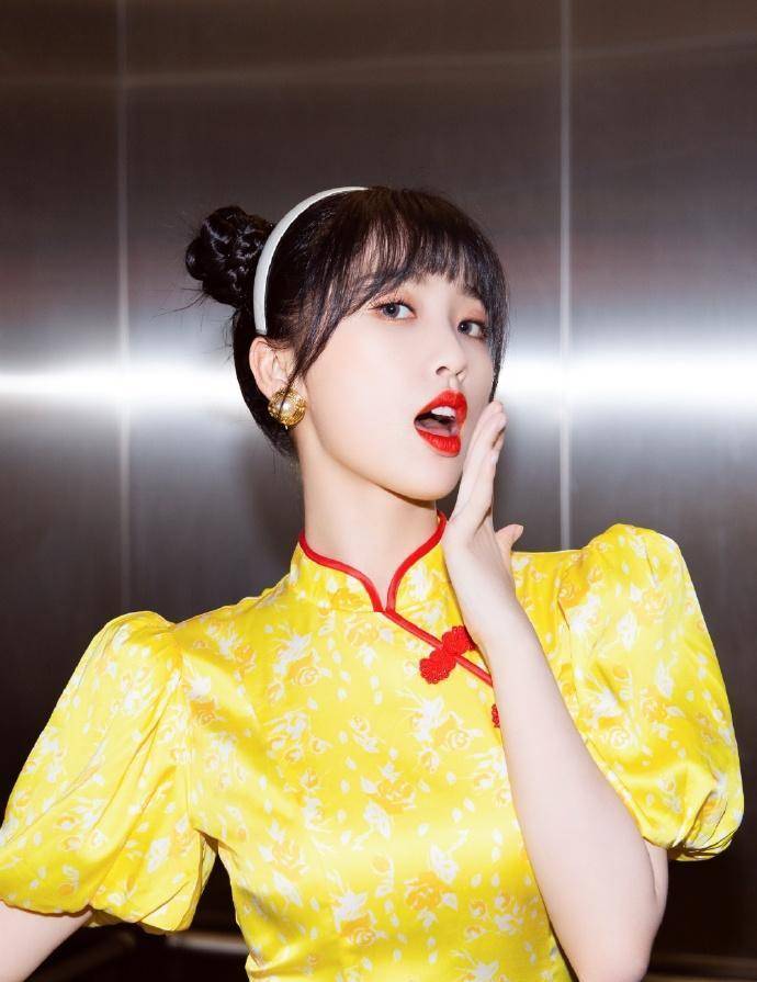 虞书欣身穿黄色旗袍裙好灵动,搭配双丸子头太少女_元气_的设计_身材