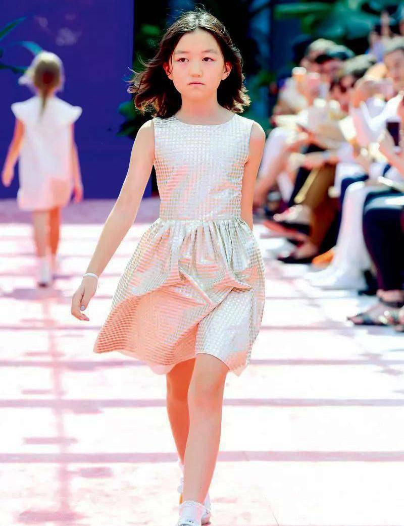 14岁李嫣拍写真,比王菲还自信:受父母尊重的孩子,实在太飒_女儿