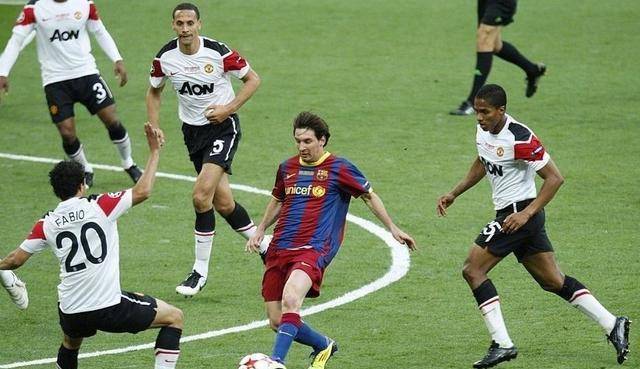 而梅西的任意球则是在梅西走廊这个他最熟悉的位置,被对方包夹后对方