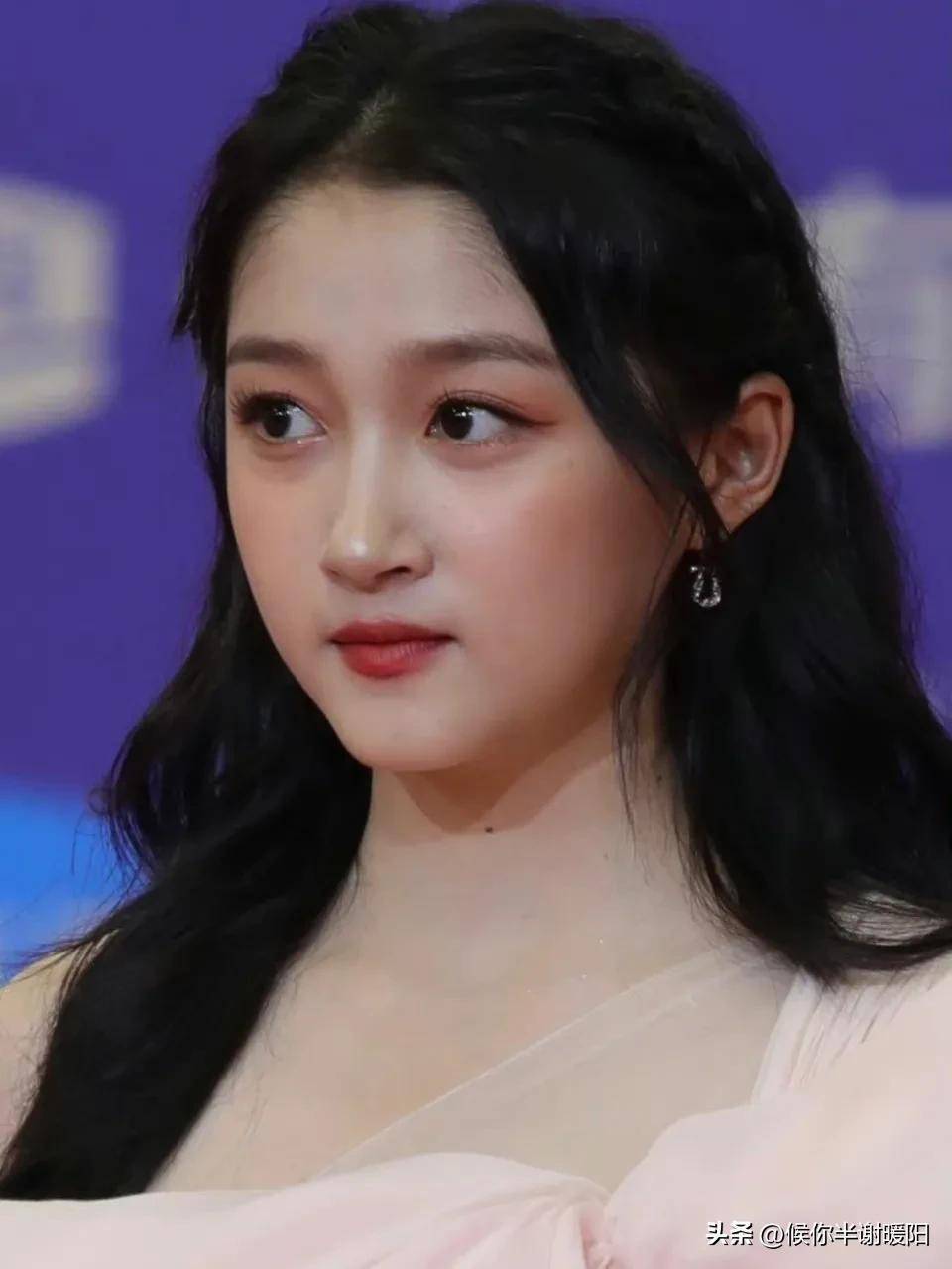 十二位女明星怼脸生图,一眼就看出差距,迪丽热巴纯属造型师的锅_状态