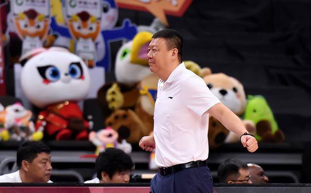 深圳男篮换帅!吴青龙让位后,老部长重回球队,全力出击四强