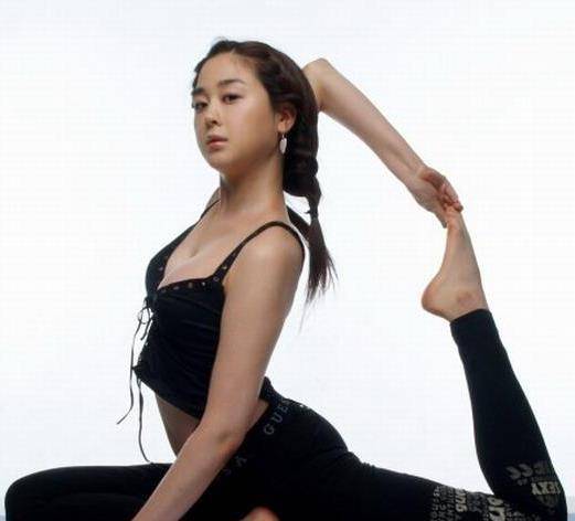 咸素媛是学习舞蹈出身,对于瑜伽也非常喜欢,自己还出版过关于瑜伽的