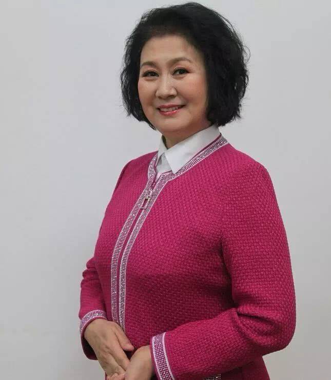 春晚常客黄晓娟:与初恋老公恩爱37年,儿子是她最大的骄傲_妈妈_女儿