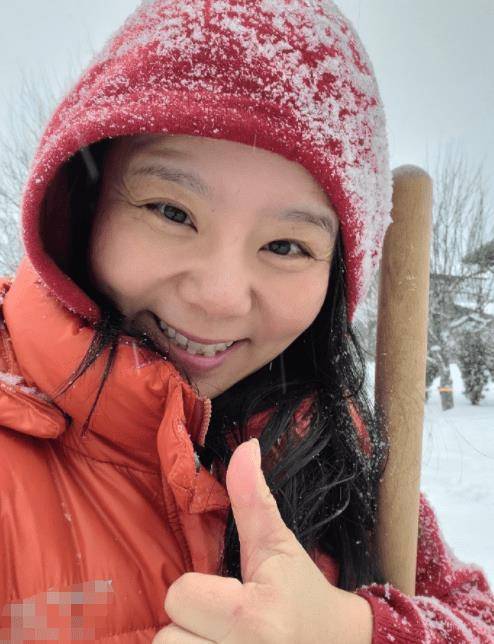 龚琳娜晒素颜照,干瘪眼纹又多,但起码她敢展示自己真实的容颜!