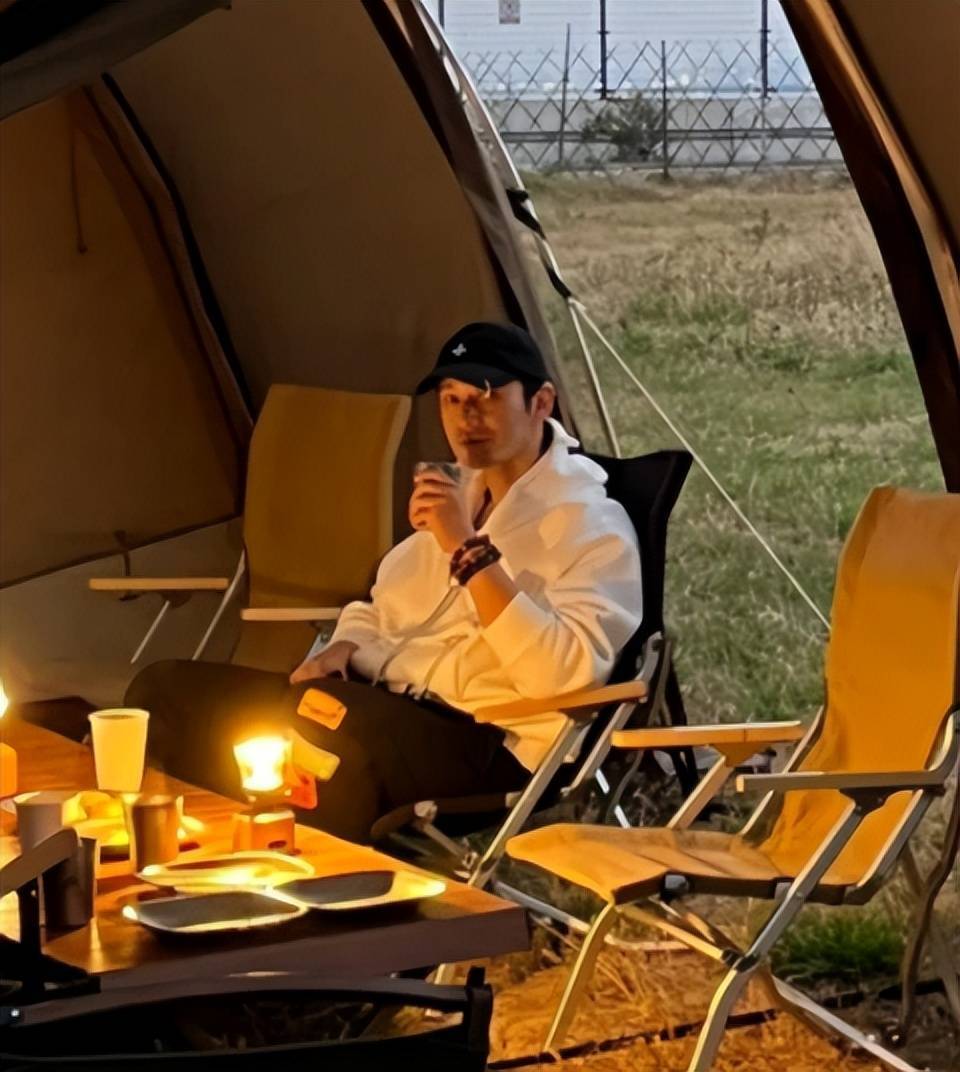 和黄晓明离婚后,杨颖穿旗袍聚会表情夸张,和前夫相比输得彻底_网友