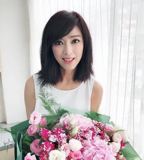 米雪出生于1955年,今年已经67岁了,在她20岁的时候出演《楼上楼下》而