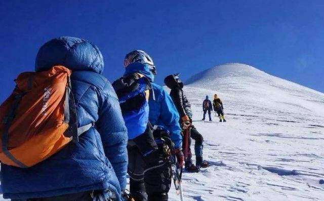 她与丈夫一起挑战珠峰，却永远沉睡在冰山，9年后才被安葬
