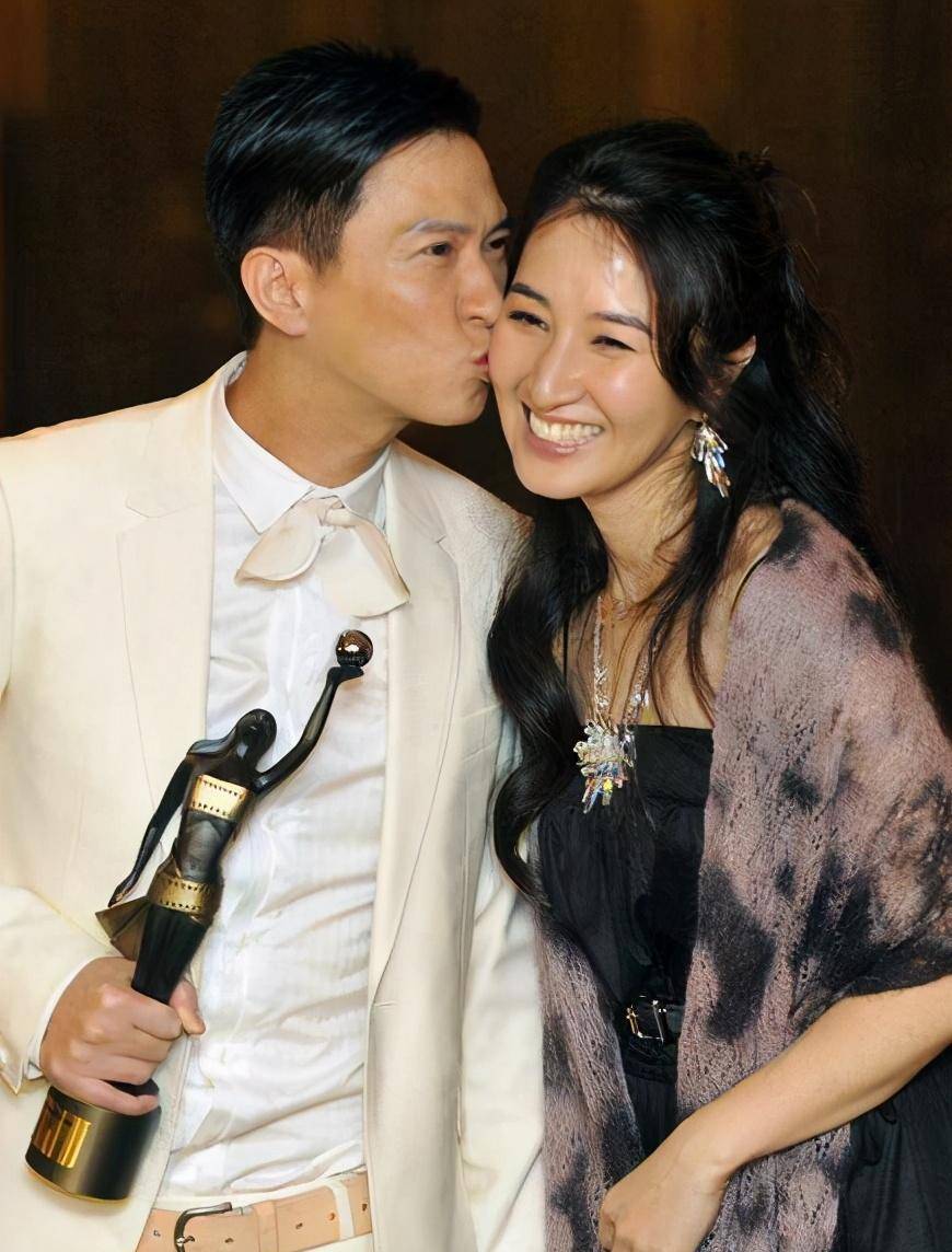 56岁关咏荷:聪明女人就要找个"傻"男人,不声不响拥有全世界_张家辉