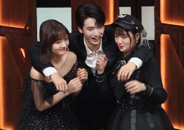 被陈宥维"冒失"拥抱,任敏下意识攥双拳,女明星素养一目了然_董思怡