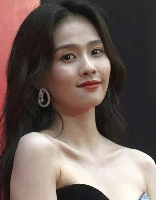 十二位女明星怼脸生图,一眼就看出差距,迪丽热巴纯属造型师的锅_状态