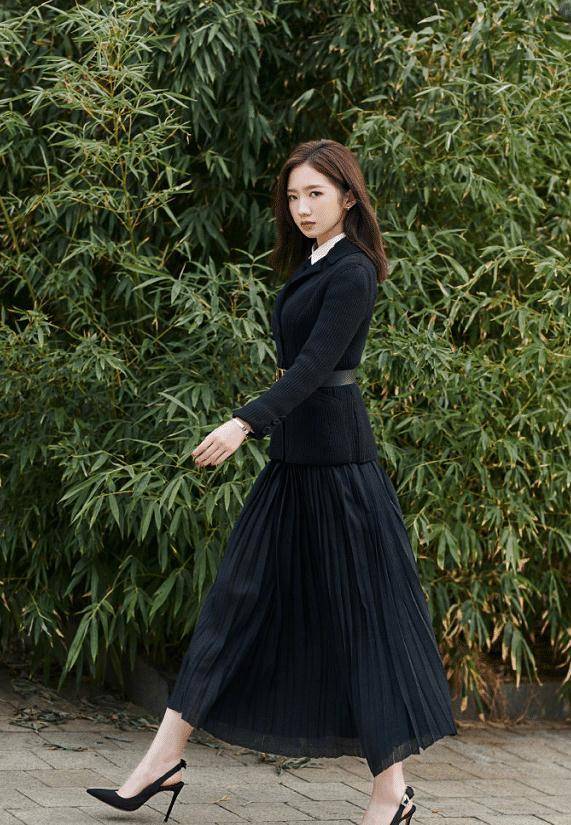 孟美岐算是中规中矩,汪小敏的穿法太抢镜了_风格_材质_时尚