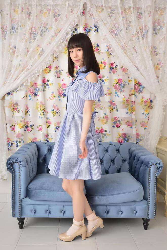 日本女星北川柚子大秀美腿!俏脸妩媚身材丰韵太惊艳了_条纹_沙发_时尚