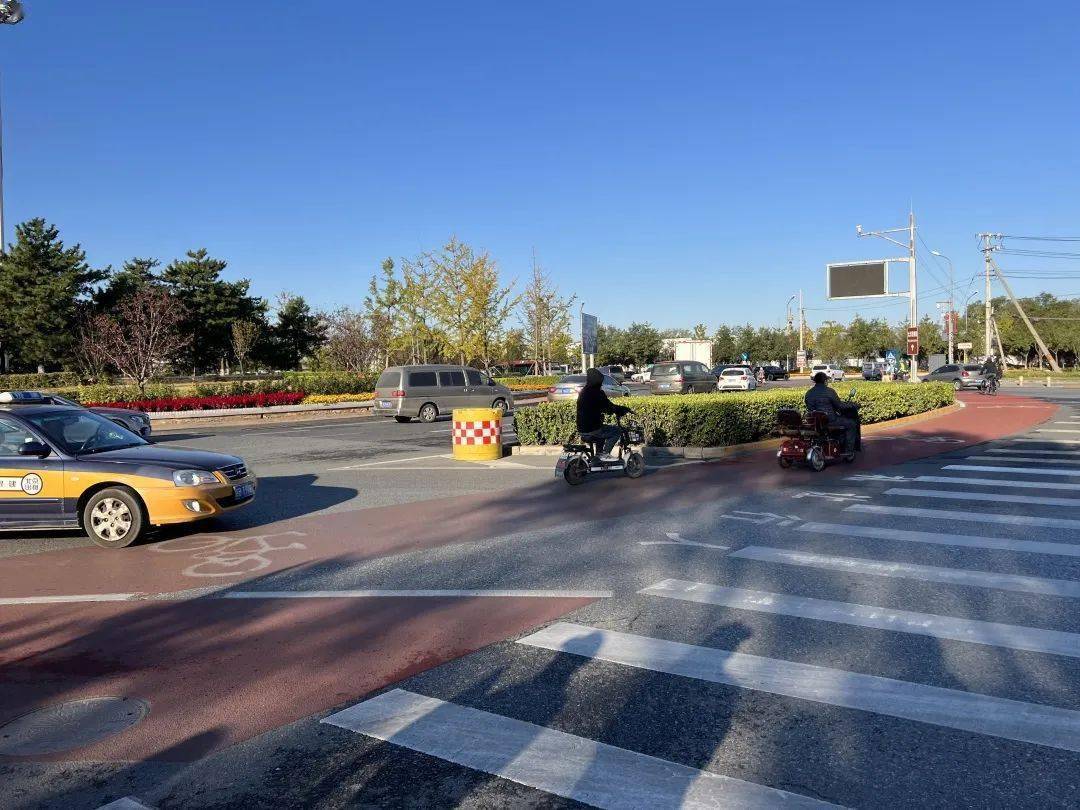 人车互让提升安全!丰台杜家坎环岛连通5个路口