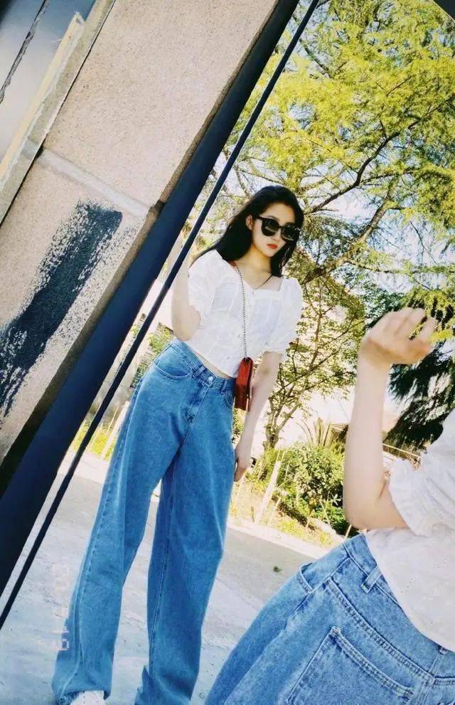 身穿白色泡泡袖上衣搭拖地裤,休闲又帅气_感觉_时尚_整体
