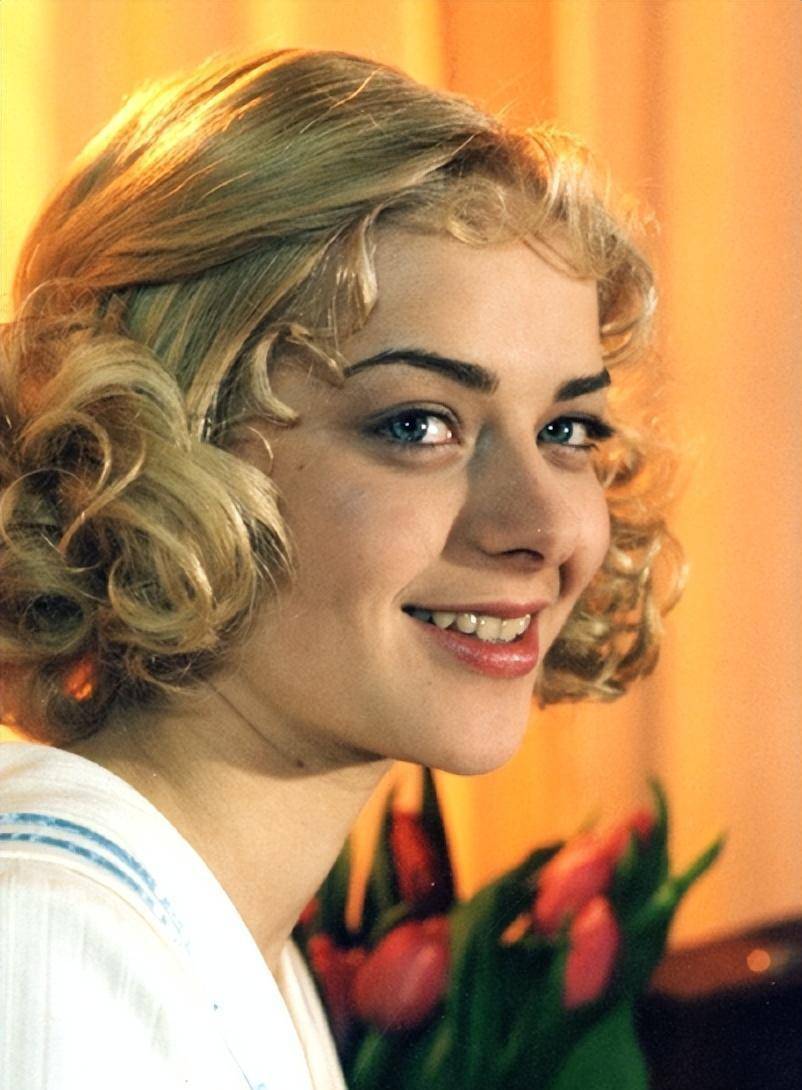 玛丽娜·亚历山德罗娃高清写真图集_父母_毕业_工作