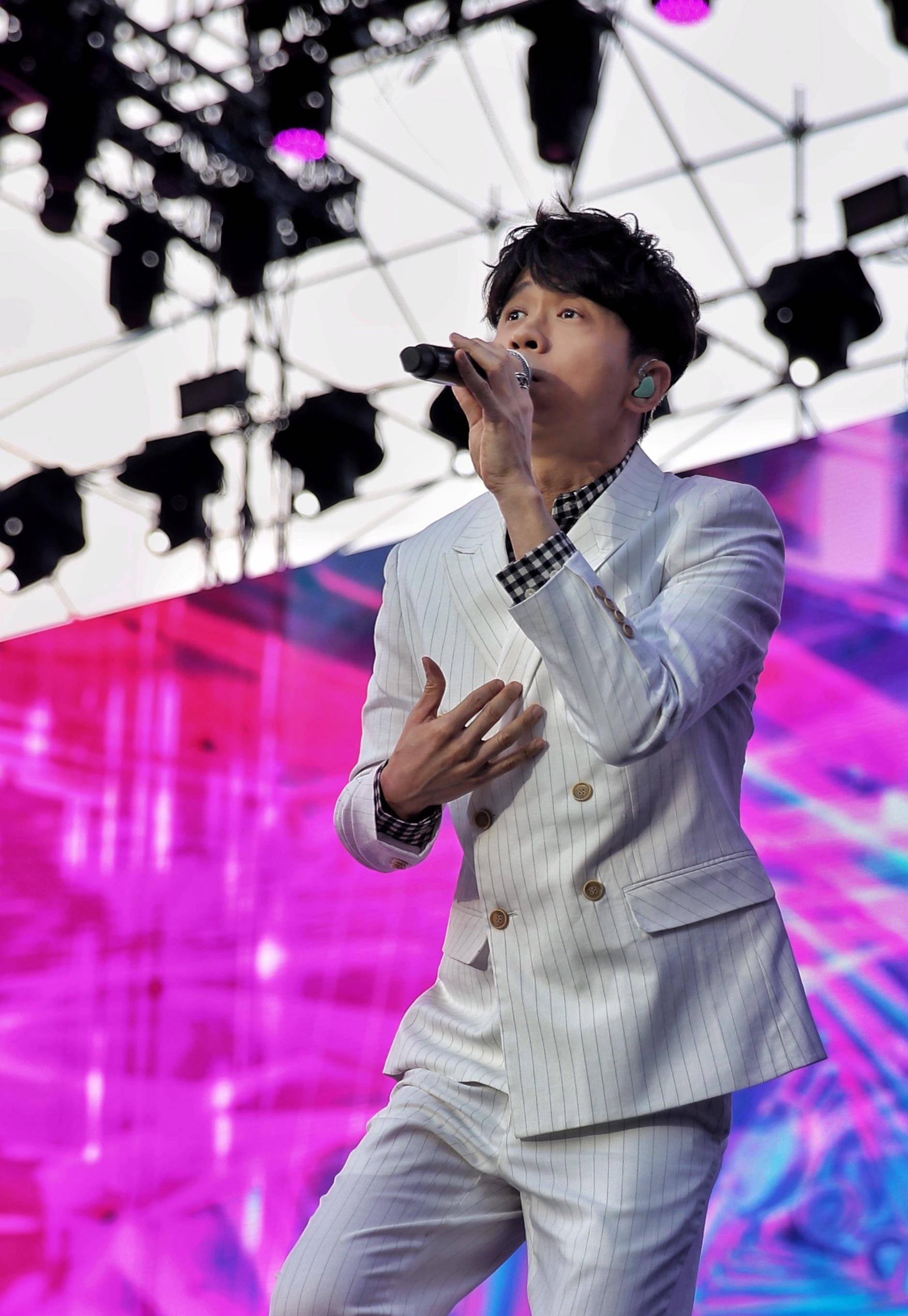 50岁的光良坦言我已过气,但今天疑似公布婚讯!