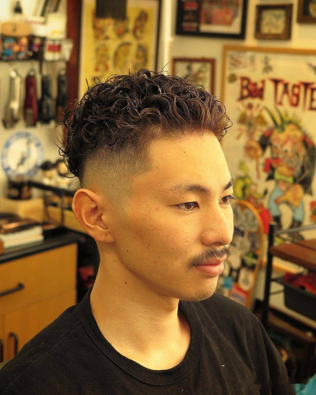 简单一点的男士头顶头发也不要留得太长大概保留个2到3厘米左右