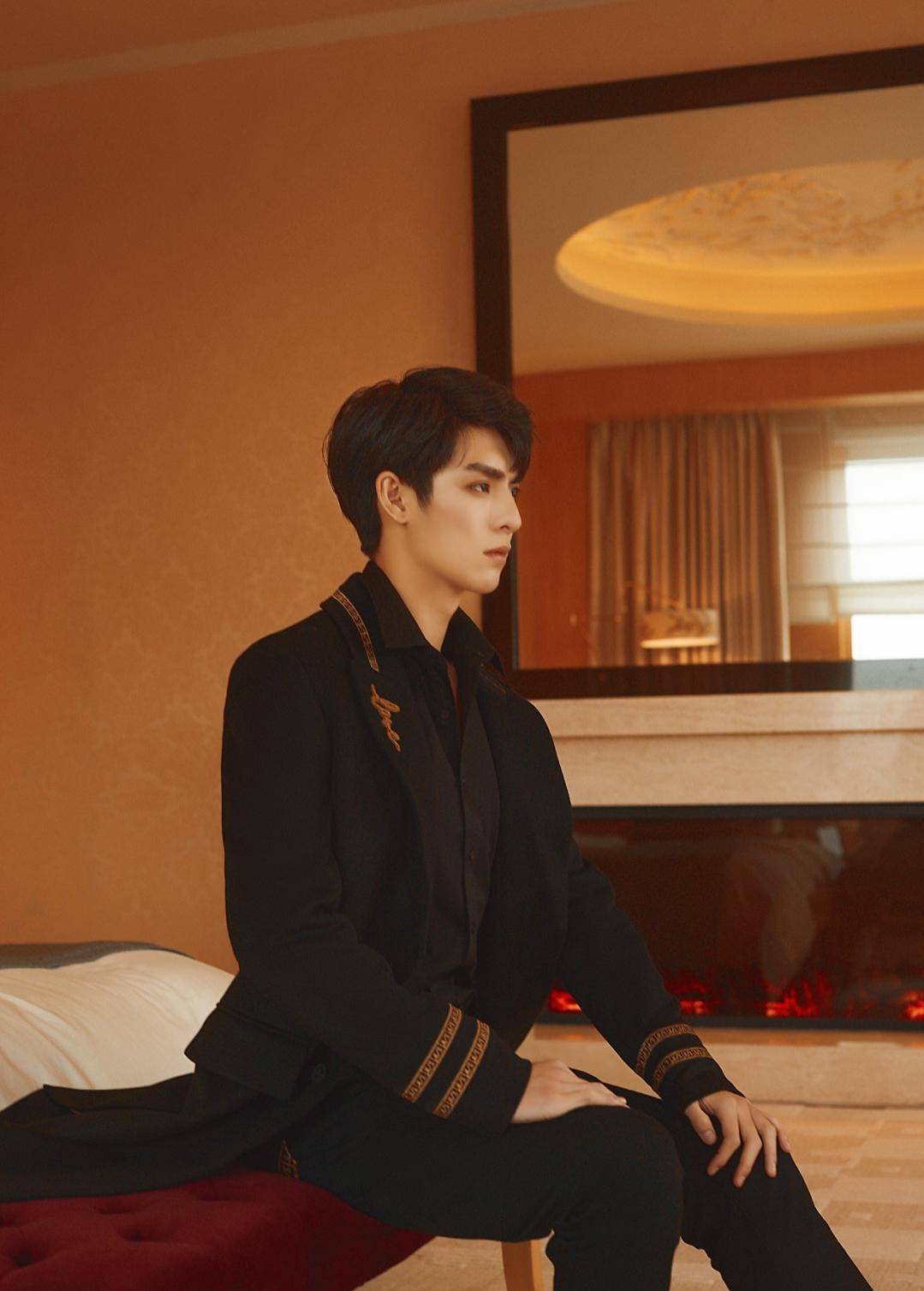 《陈情令》中心肠狠毒的薛洋,然而,生活中的王皓轩更加帅气_黑色_西装