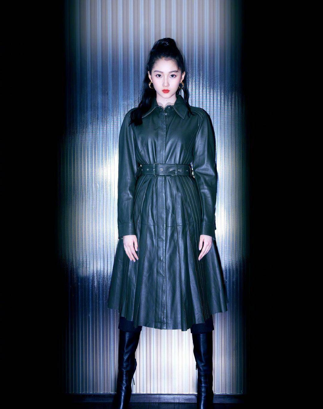 关晓彤晒帅飒风穿搭,黑色皮衣裙配高筒靴,高马尾干净利落又有型_女生
