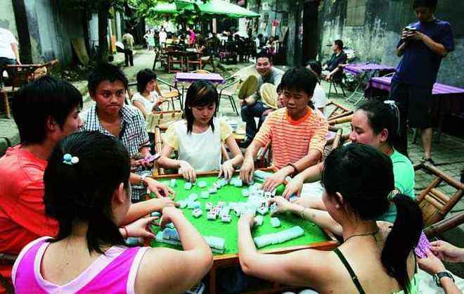 四川最悠闲的古镇，镇上人酷爱喝茶打牌，整条街都是茶馆