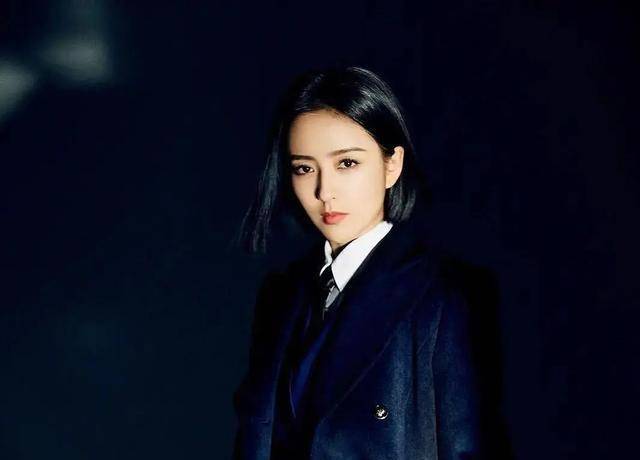 《爱的厘米》中,佟丽娅饰演的关雨晴是一个很美很飒的女机长,佟大为