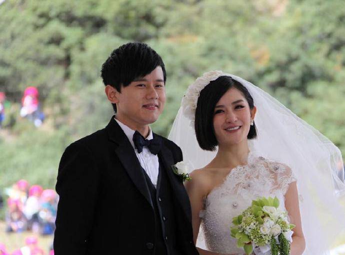 张杰晒夫妻合照庆结婚十周年,谢娜视频回应一直相爱,狗粮十足_向前