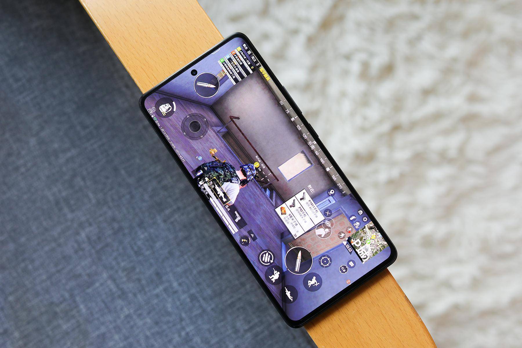 1283根铜丝编织 铝合金主上,贴合式石墨和9颗温度传感器等,让iqoo neo