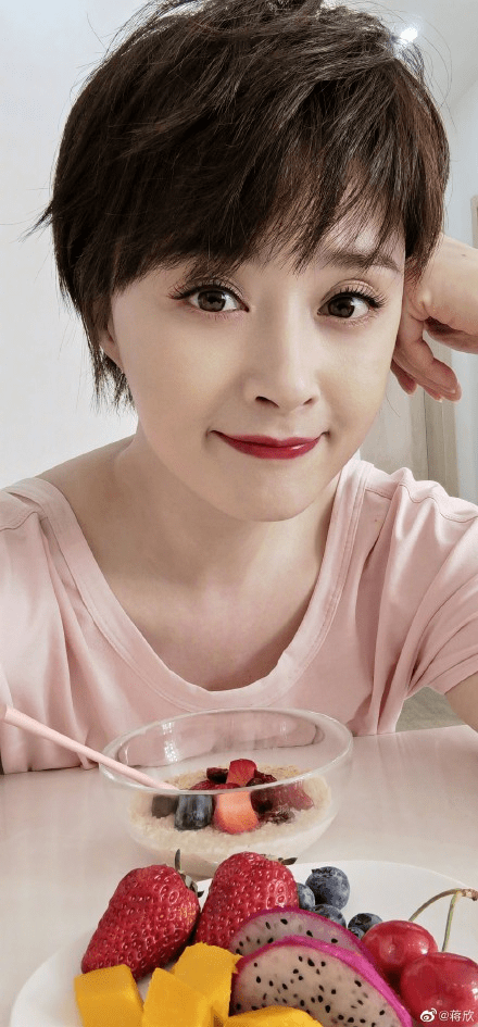 38岁蒋欣晒高清怼脸自拍颜值佳,嘟嘴卖萌显少女_镜头_身材_演技