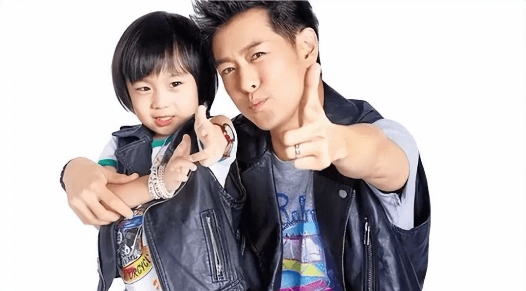 陈若仪为kimi庆生林志颖带伤出镜,脸部缝了几针,下巴用绷带固定_照片