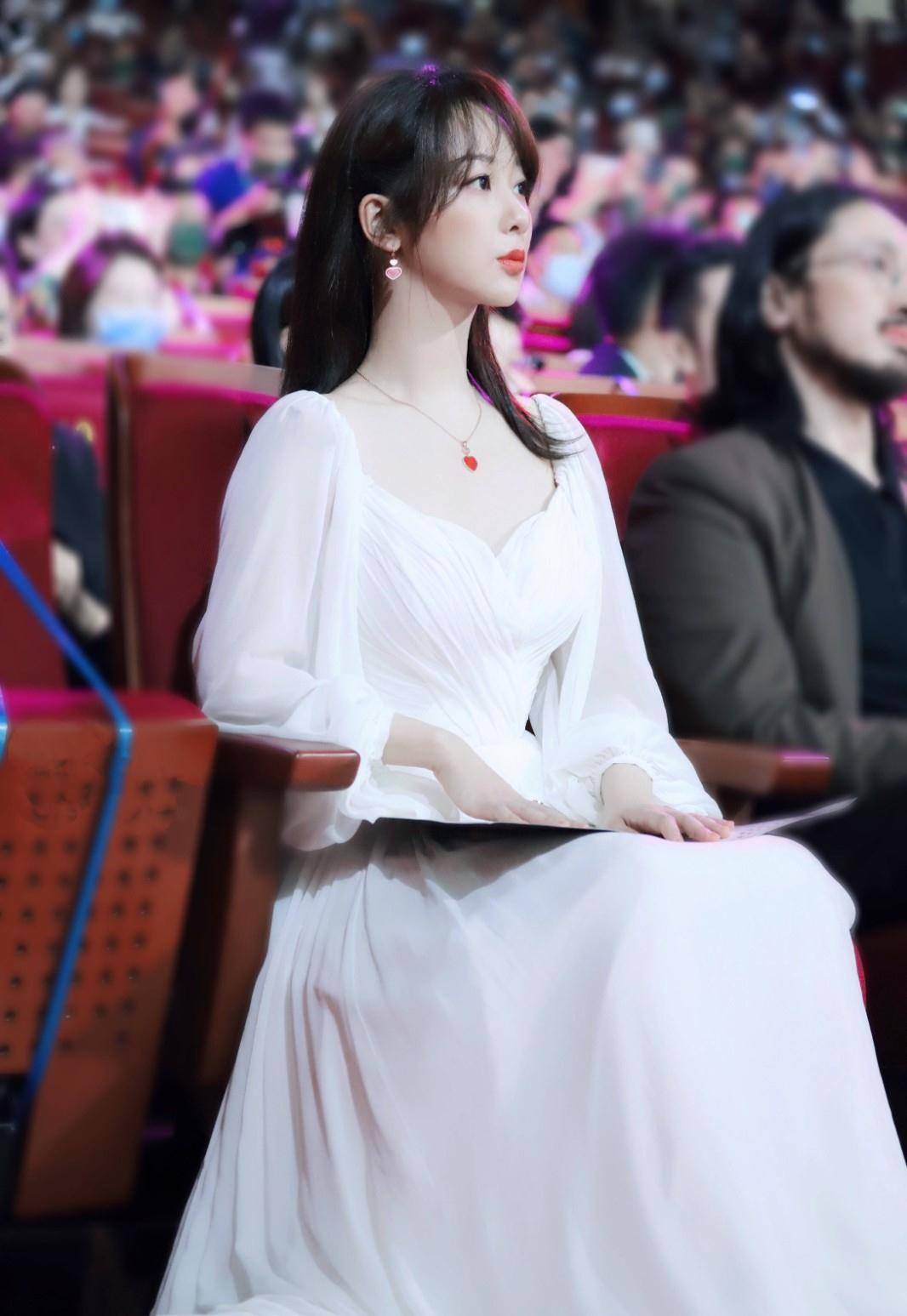 被杨紫惊艳到了,穿v领黄色连衣裙,女人味十足,又仙又飒就属她_礼服