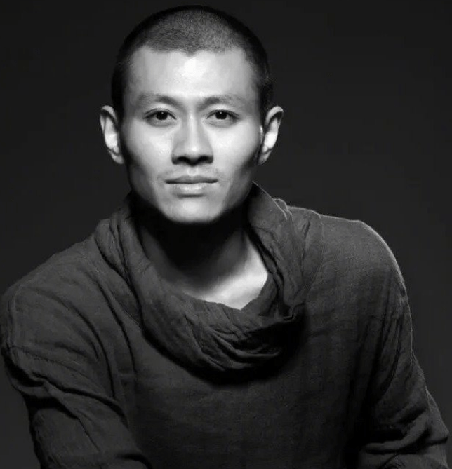 杨丽萍舞伴王迪去世,抑郁症跳楼享年44岁,头像有预兆_舞蹈_个人_灰色