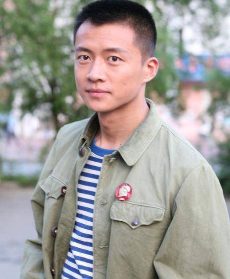 "电视儿子"唐曾:撞型段奕宏10年不火,今替邱泽演《鬓边》走红_剧中